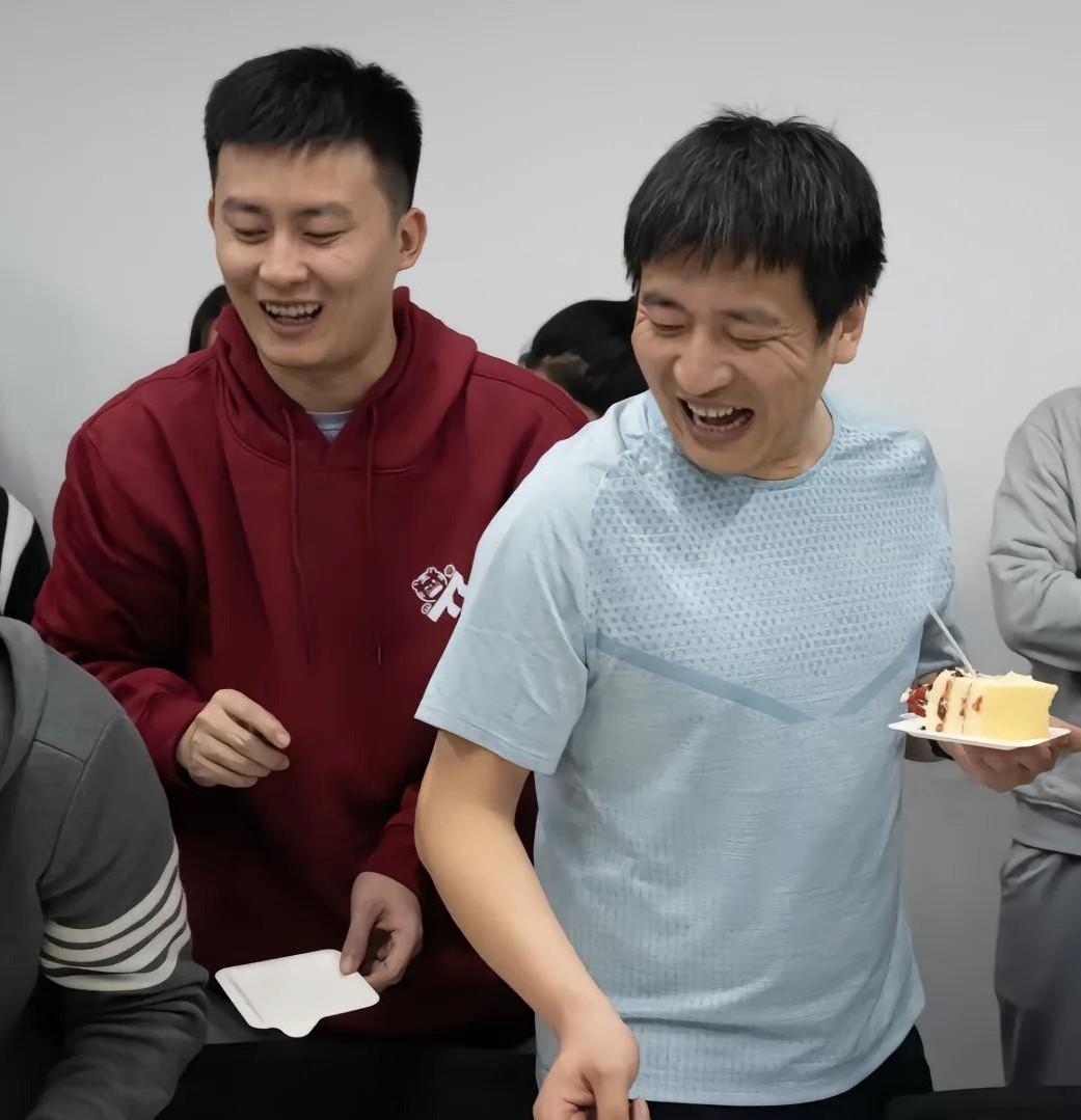 张雪峰走了才一个多月，他公司的人就收到了新老板的经纪合同。你想啊，人刚没，尸骨