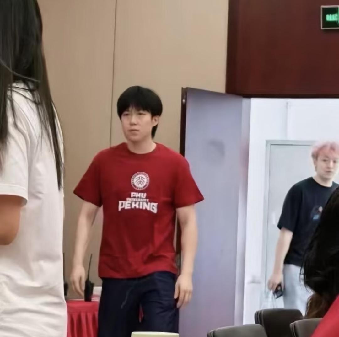 原来头哥的卷毛女友王cc也去北大了。都在说王cc是头哥公司的员工，