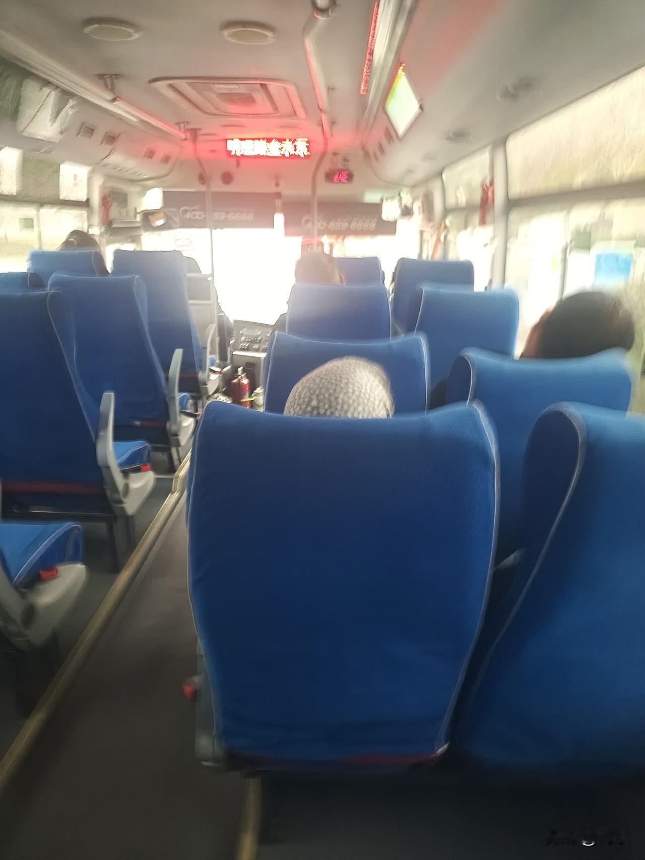 郑州公交“长途”化了？今天外出坐了一趟郑州的166路公交，车门打开的瞬间感觉真