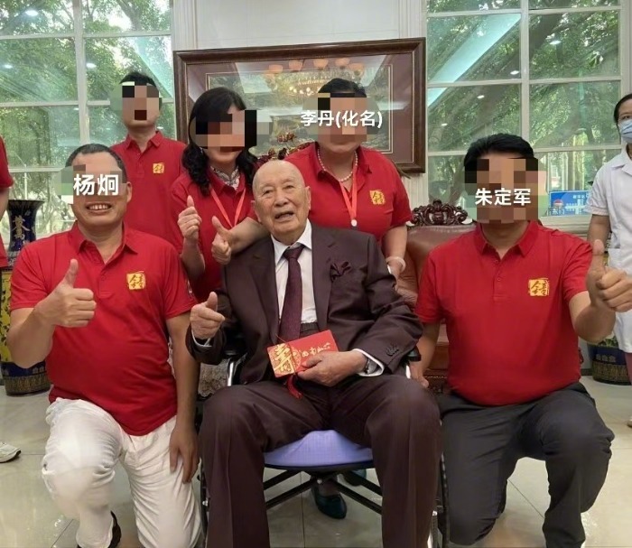 #与院士合影女子身份确认为医院技师#【#校方证实与院士合影女合影前已退休#】近日