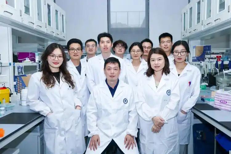 媳妇北大医学博士，肿瘤专家。在重庆旅游，他突然头疼。她立马说：不玩了，下山，这边