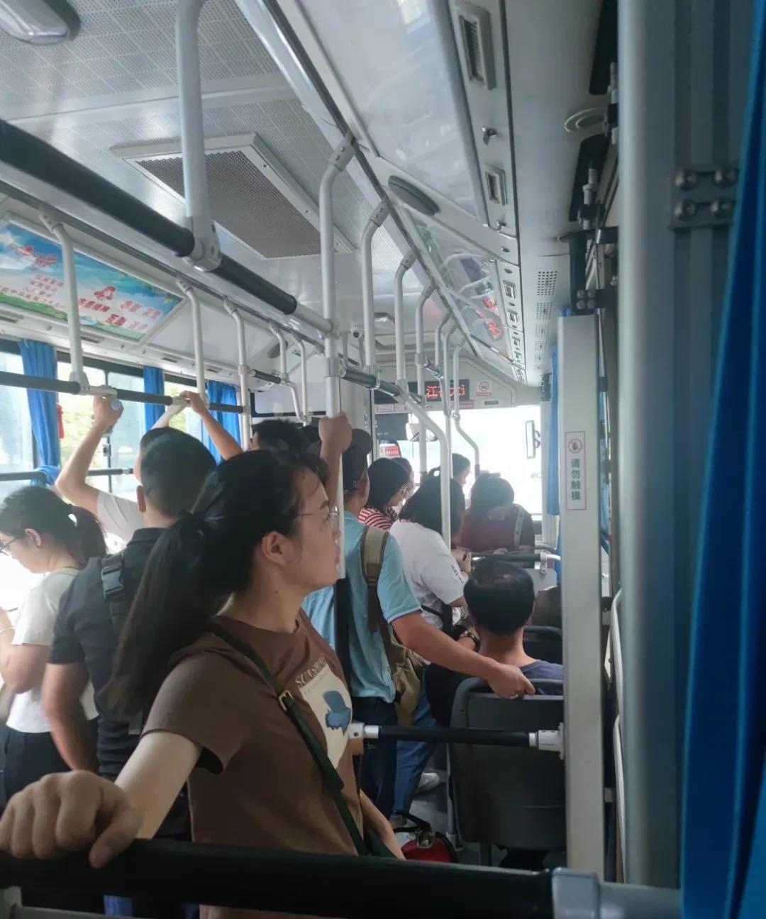 今天坐公交车遇到奇葩的一幕，每天坐公交车上班，这个点都是很准时的公交车晚点了，好