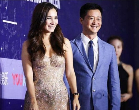 吴京一通电话成就57亿票房神话：卢靖姗一句‘需要脱么？’引爆《战狼2》幕后奇遇！