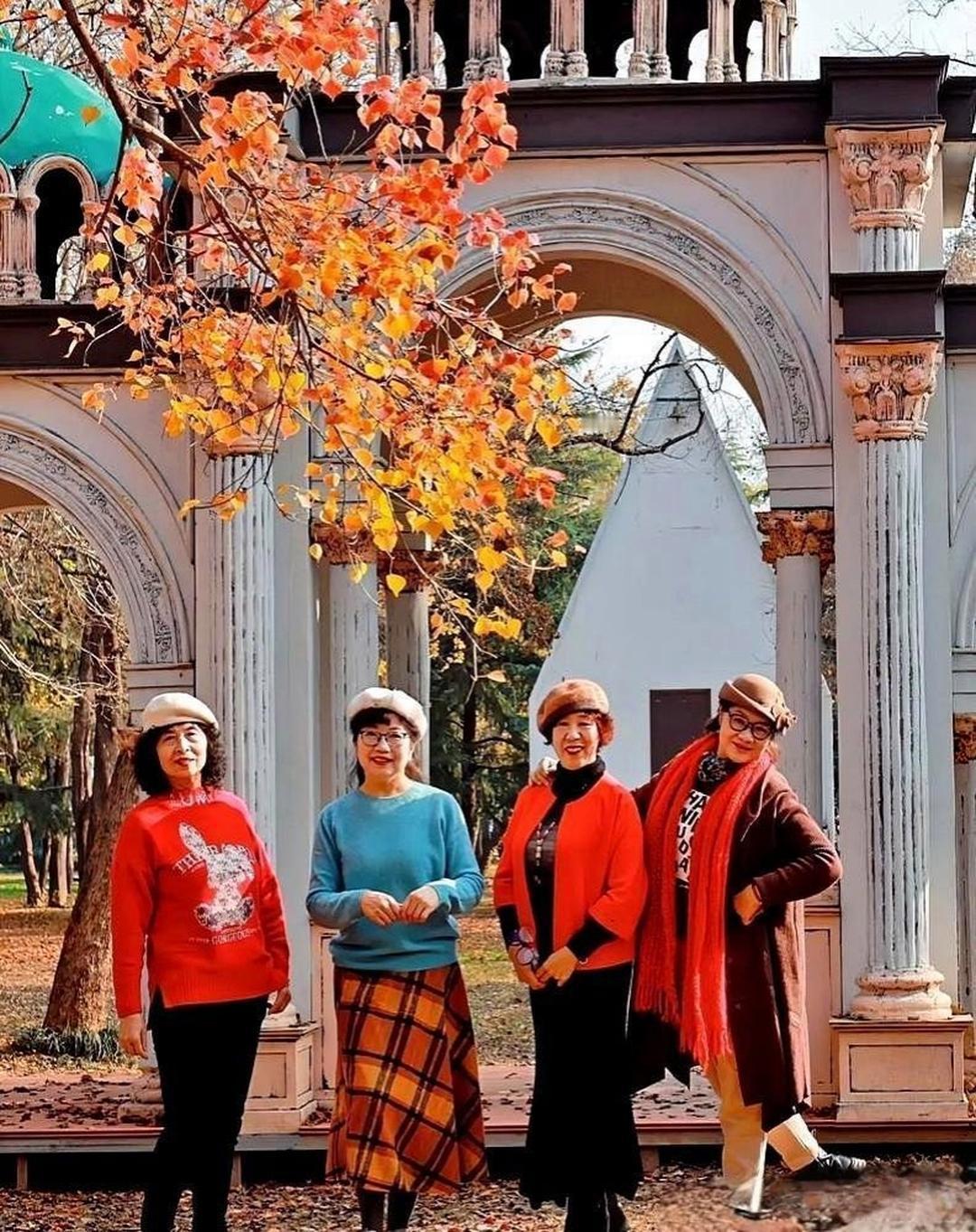 我社保局那个亲戚，前两天一起吃饭，神神秘秘凑过来跟我说：“你要是按灵活就业自己交