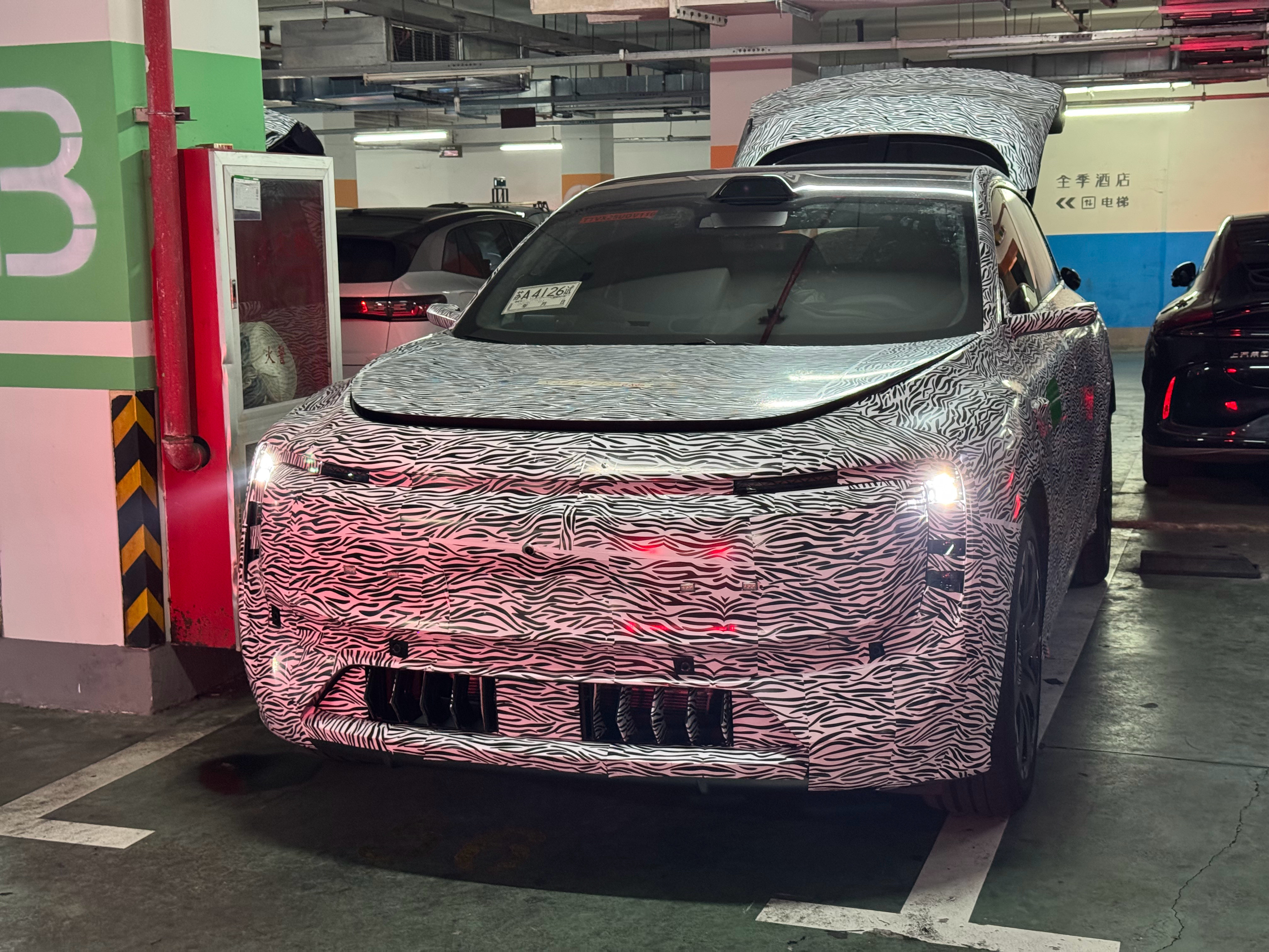 AUDI字母奥迪的第二款车，一台SUV。灯组设计参照E5Sportback，车