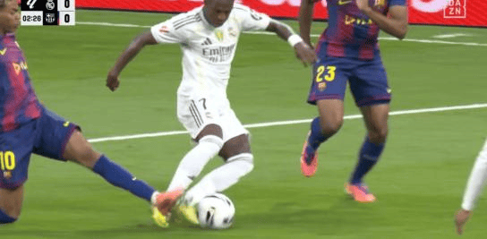 VAR录音: 亚马尔脚先落位&维尼修斯从后边踢到, 为进攻犯规