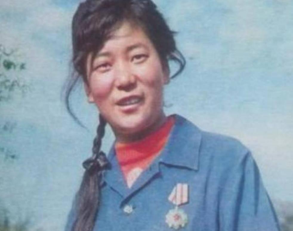 🌞1982年，青海18岁女兵修水管时，挖出七万枚银元，她四下张望，确定周围