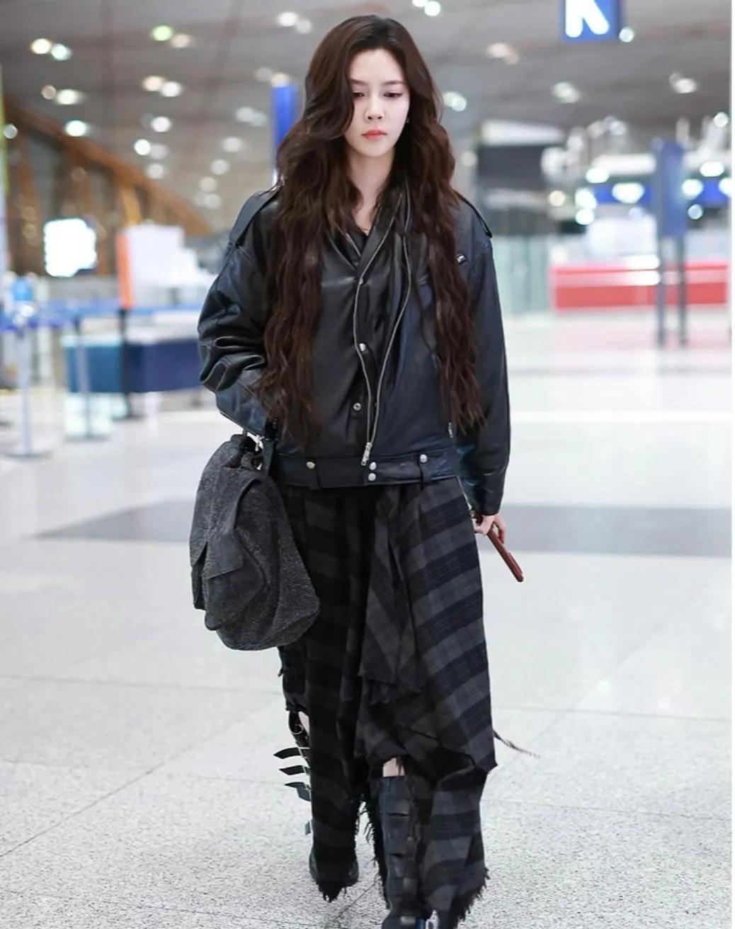 宋妍霏这“黑皮+格纹裙”，把酷飒风焊在机场了谁看了不说宋妍霏是机场穿搭范本