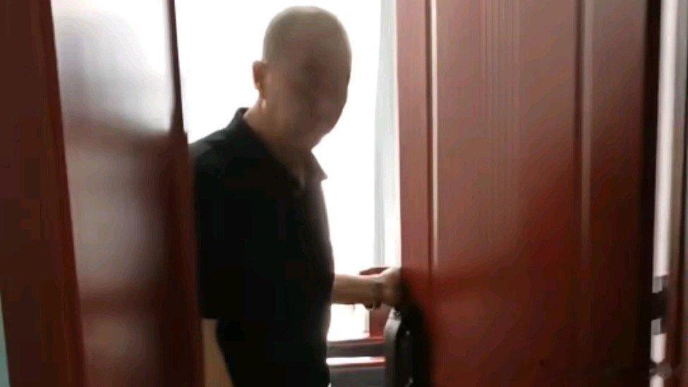 身为河北承德“司法局长”的马致文在司法局办公楼三次“踢踹”女下属致其受伤，报警后属地派出所对欧打人马