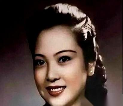 1941年，一辆轿车开进重庆郊外。车里，戴笠的秘书周志英，仔细补了补妆，镜子里