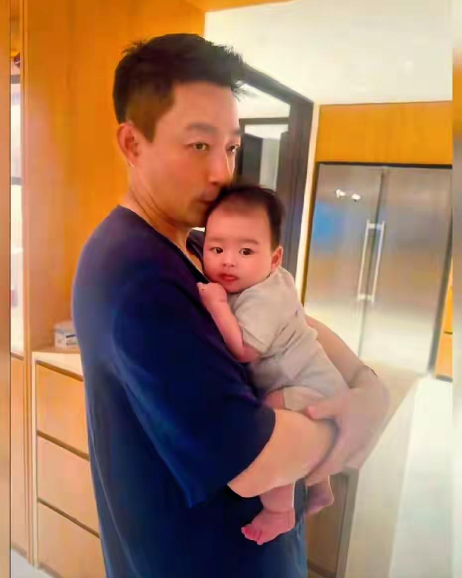 汪小菲:我的儿子我想晒就晒。张兰:我的孙子我想晒就晒。这就是汪小菲和张兰所谓的