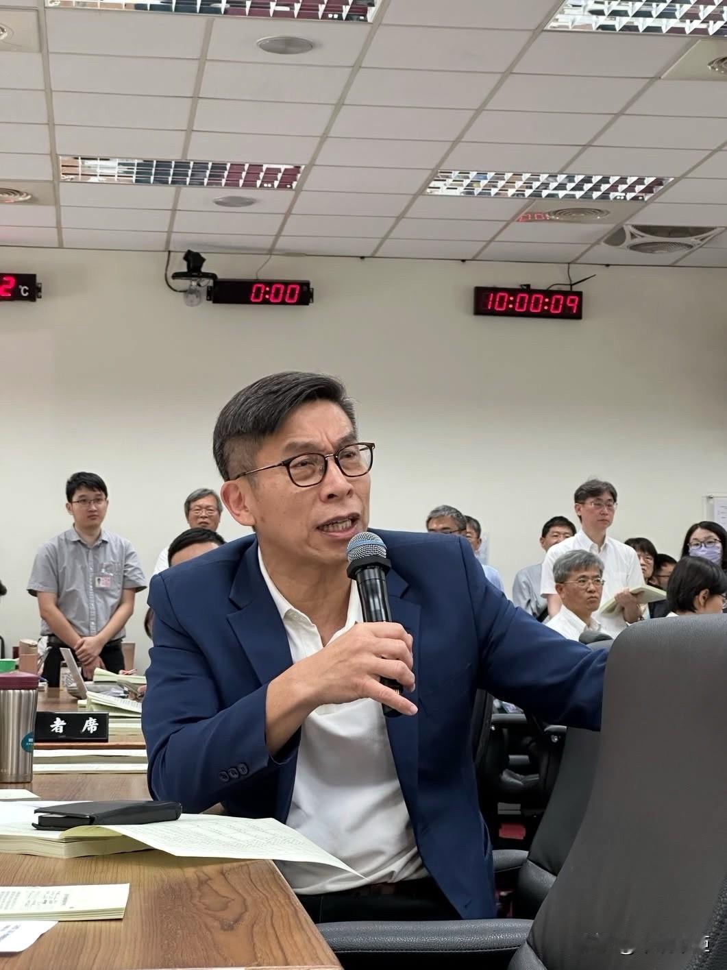 民进党立委钟佳滨今（18日）在脸书发文叫嚣，台美携手打造“非红供应链”，欢迎不分