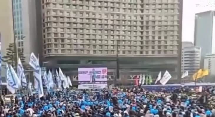 韩国人爱好之一就是上街游行，以示他们的“民主”，这次是反对中国人免签入境，原因是