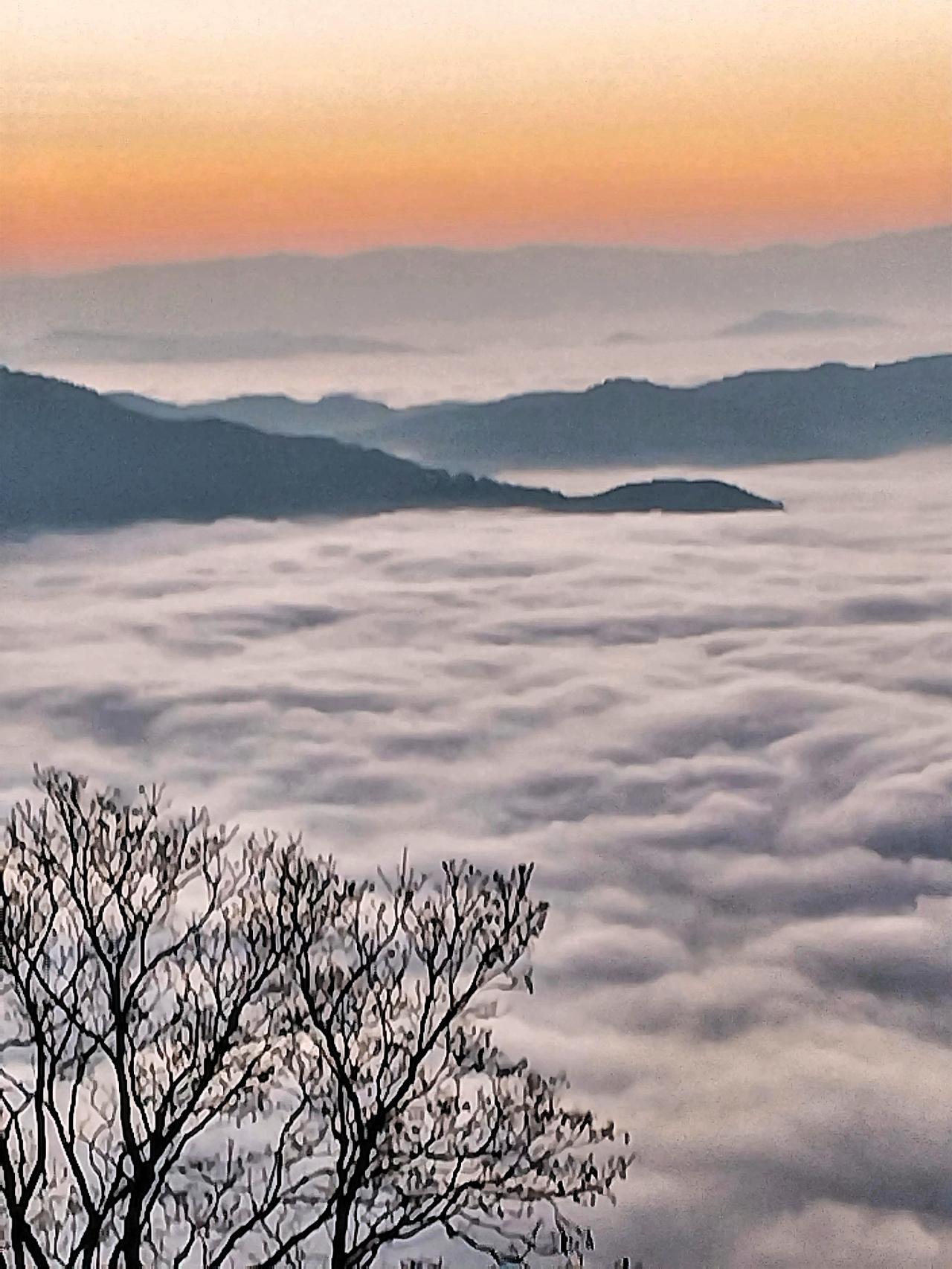 今年冬天的不同云海翻滚，山峦隐现，美不胜收，一路披星挂月赶来，不负此行，在昔归