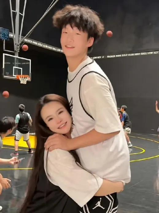 拳王邹市明儿子邹明轩真的长高了！7月1日晚，妈妈冉莹颖晒出14岁儿子打篮球视频
