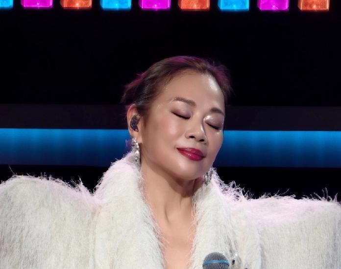 凌晨三点张铎红着眼敲的这条动态，瞬间戳哭100万人：她疼得站不稳还笑着问我唱得行