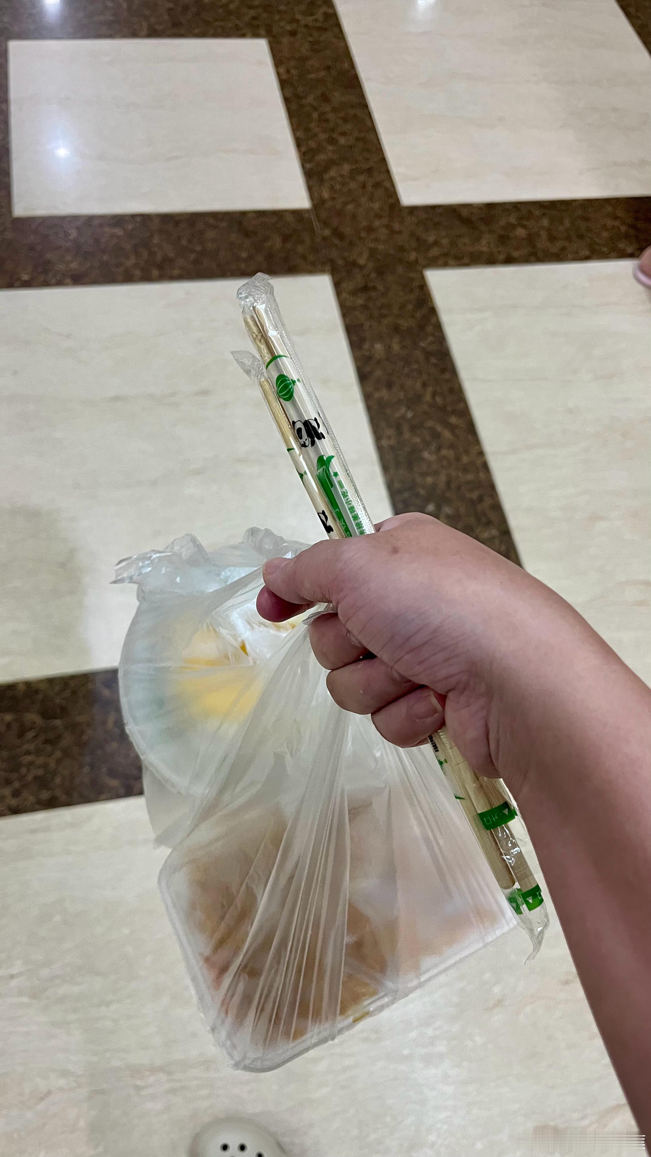 医院食堂的早餐，清淡的很，炒粉有颜色没咸味，少油少盐适合妈妈需要戒口的时期。