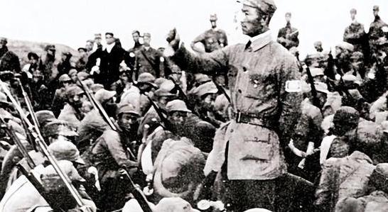 1956年秦基伟副司令在视察完部队之后因睡不着而四处溜达，没想到却在部队中发现了