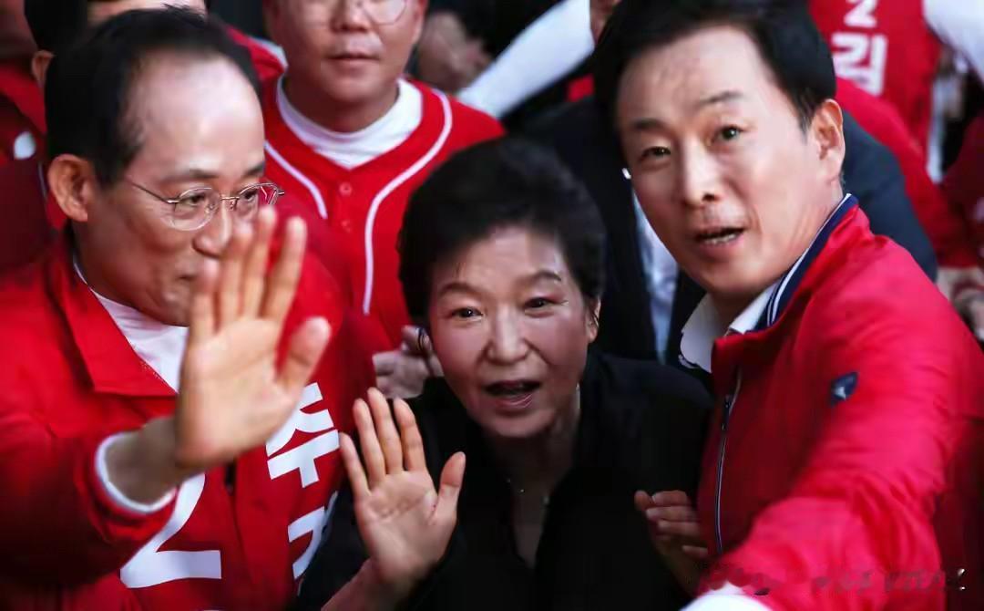 韩国6月3日地方选举临近，保守派的朴槿惠、李明博化身奔波劳模，74岁朴槿惠从大邱