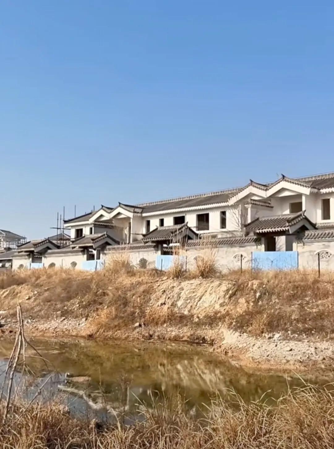 作为土生土长的南阳人，我亲眼看着〖南都古城〗从2014年奠基时的热闹，变成后来荒