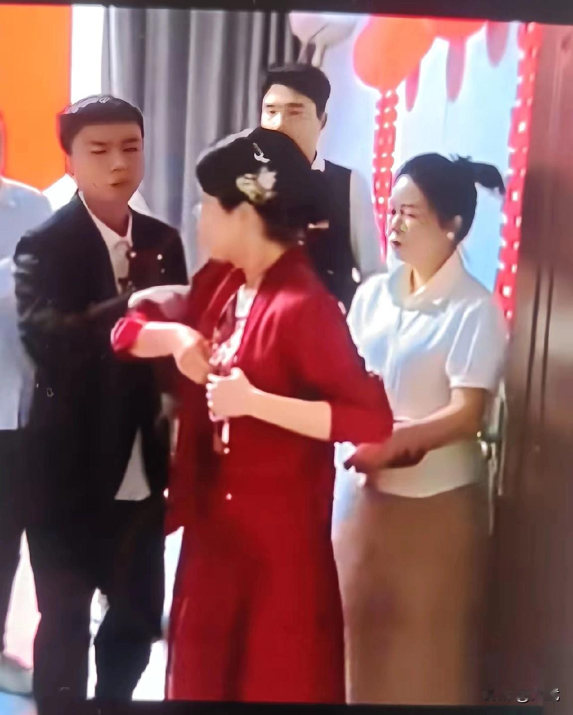 女子把6万8的彩礼都返还给婆婆，不料结婚当天，婆婆嫌弃女方的母亲是聋哑人，拒绝让