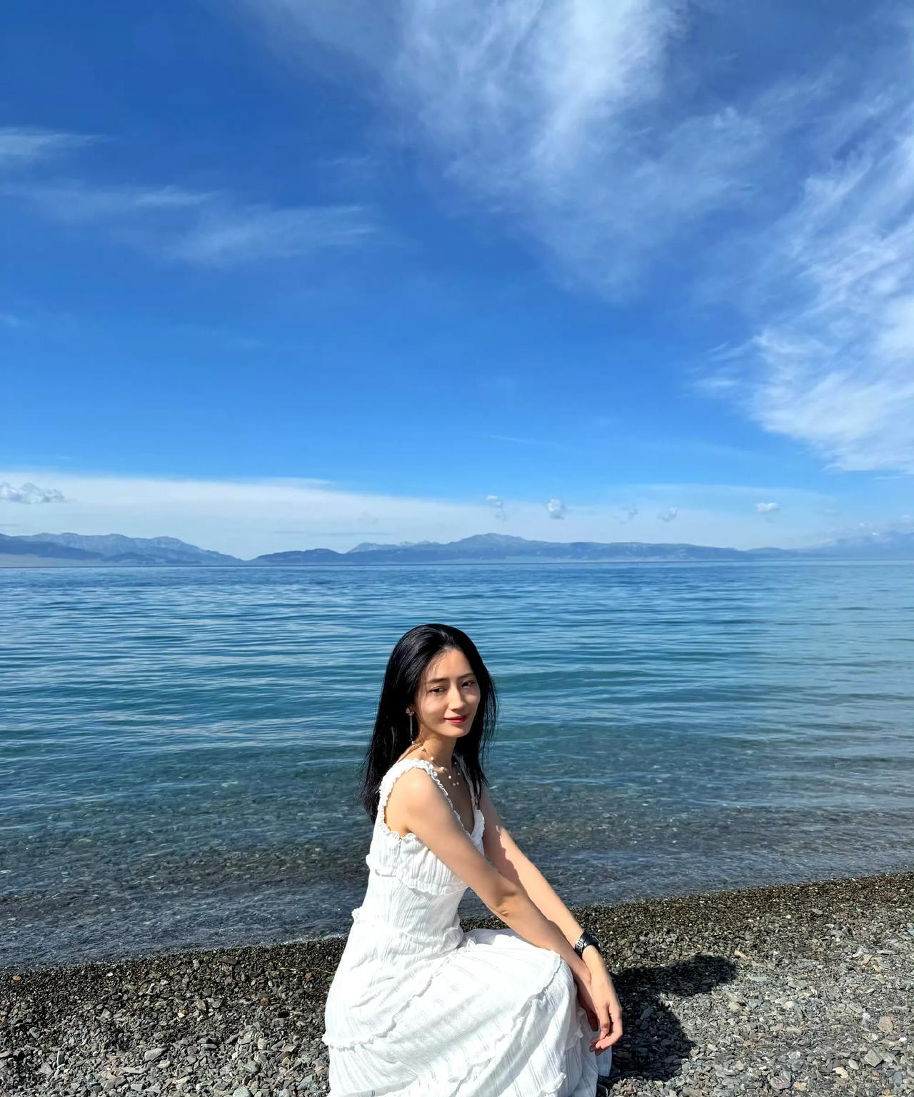 #赛里木湖#踏上旅程，奔赴远方。看群山连绵，望湖泊澄澈，在薰衣草花田沉醉，于广袤