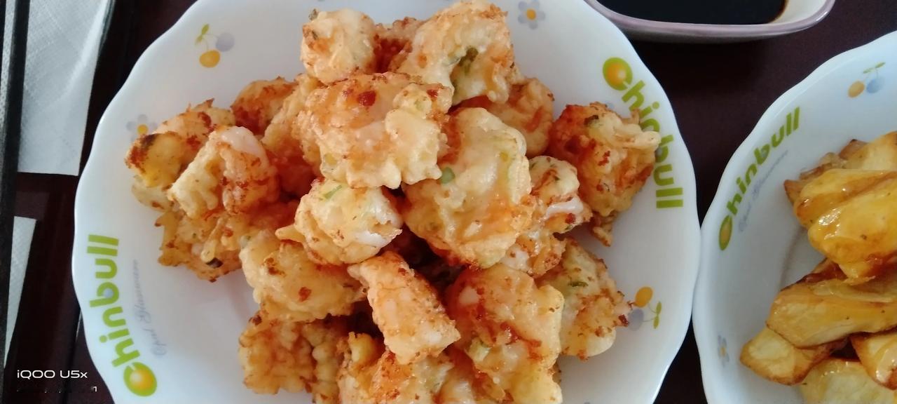 今天老伴儿上市场买了大葱，买了土豆还有地瓜，忙乎了一上午，我说辛苦了，陪你喝点，