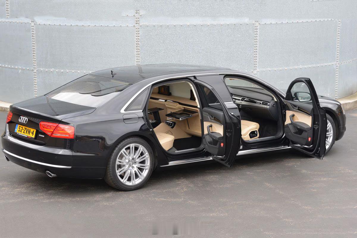 大家只知道奔驰S级的加长版，奥迪A8的加长版也丝毫不差啊