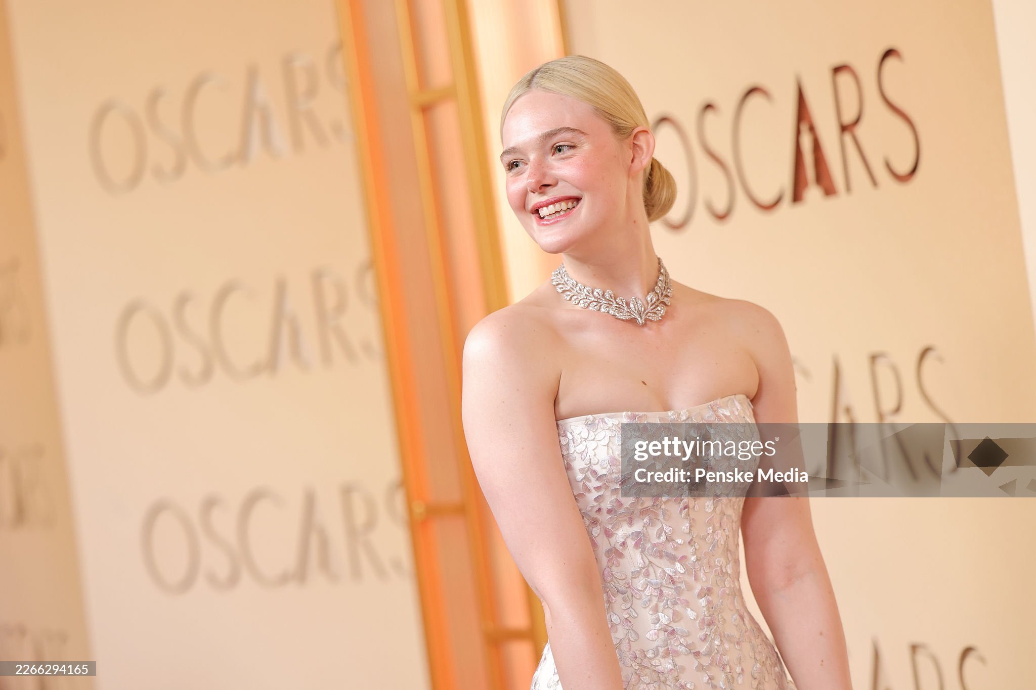 ElleFanning身穿GIVENCHY特别定制亮相奥斯卡红毯灿烂