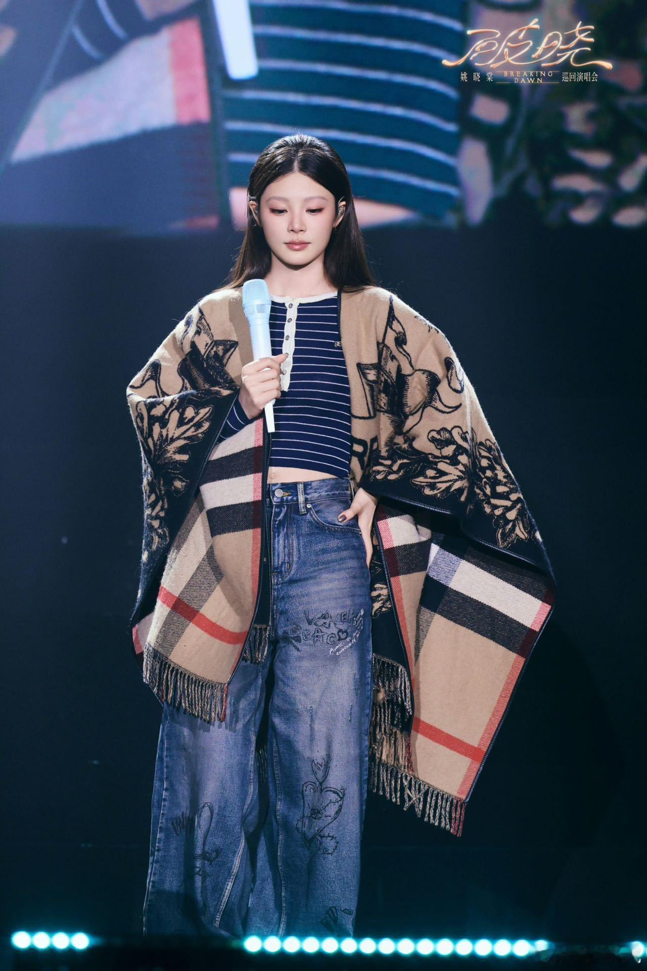 姚晓棠南京演唱会南京演唱会现场就是一场浪漫的约会！灯光柔和，音乐悠扬，她一登场