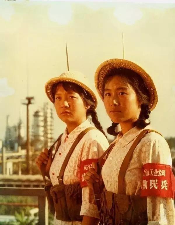 1964年，福建闽侯。一名特务如厕，趁看守不备，跳入粪坑逃亡。400民兵搜山两轮