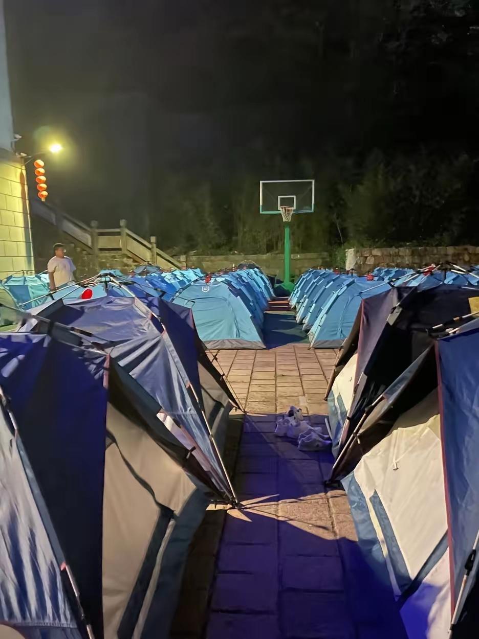 涨价的酒店傻眼了，没想到催热了帐篷生意平时200一间房的酒店，假期没想到涨了好