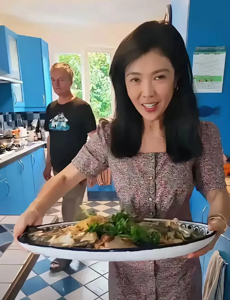 苏芒从国内女王到国外女佣，打了多少极端女权的嘴脸，以前在国内，她可是时尚界“女魔
