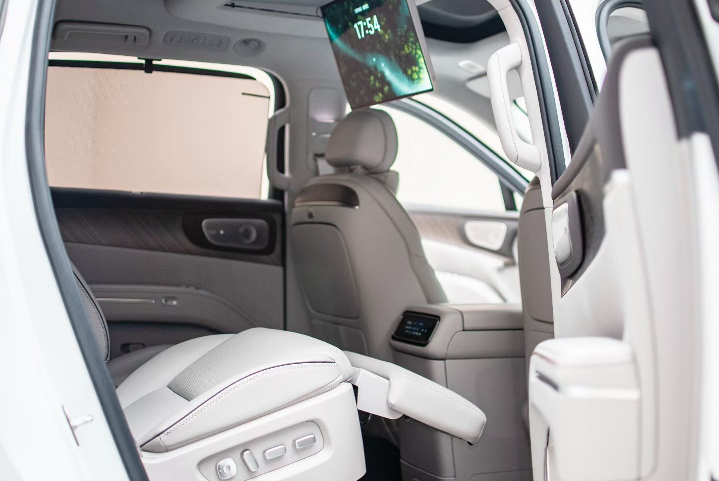 借用的图，零跑D19我透露一个，我这次在黑河看到一个车，比这个D19小一点点，造