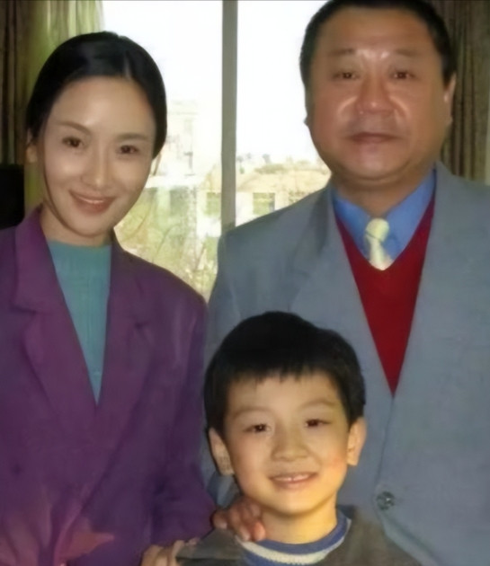 1988年，范伟和一个小护士去相亲，女方一言不发，筷子一下也没动，范伟一看又黄了
