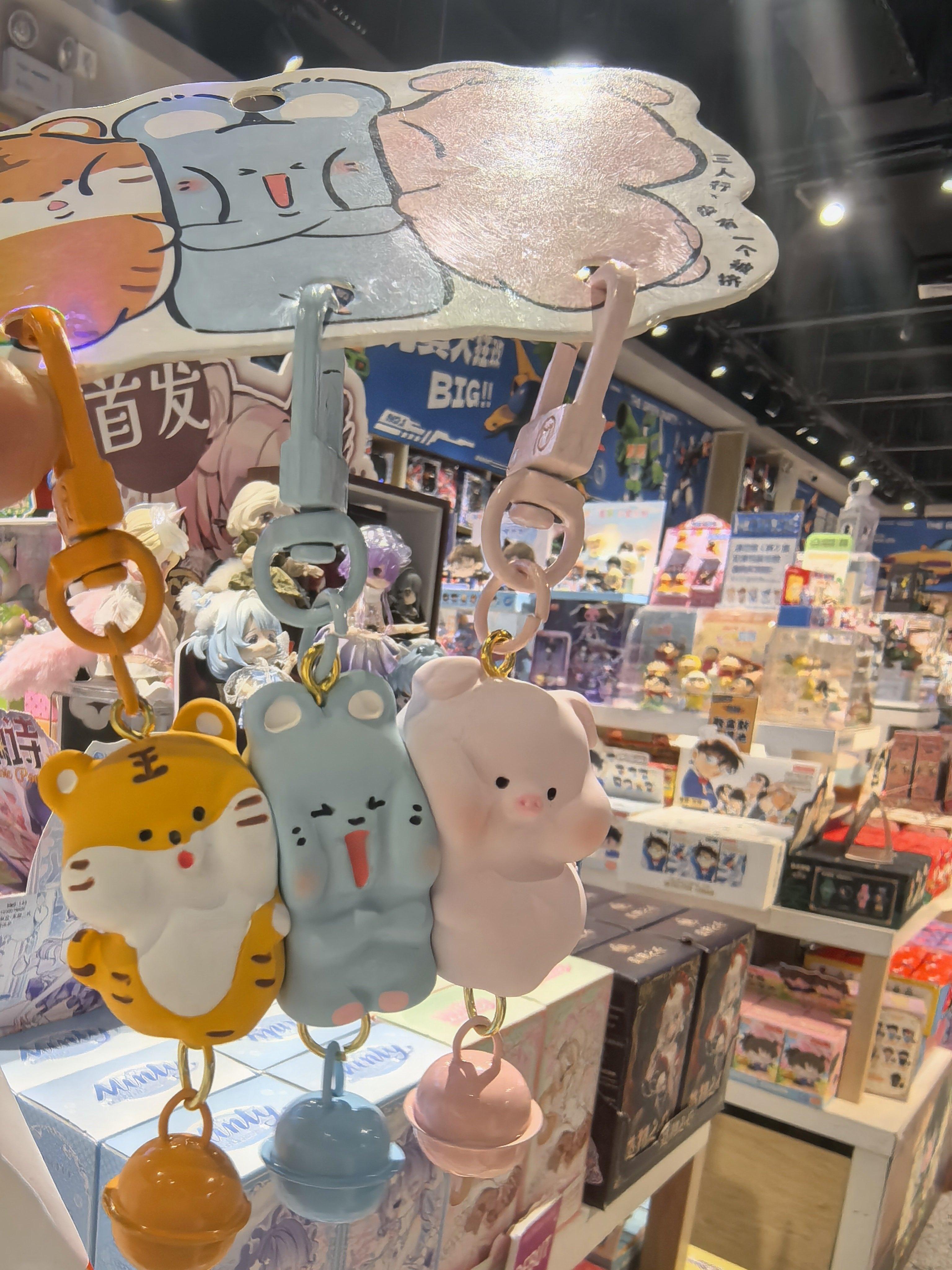 姐姐一直和我吐槽，这种好朋友挂件都是两个人的，她和俩好闺蜜加一块儿三个人咋办于是