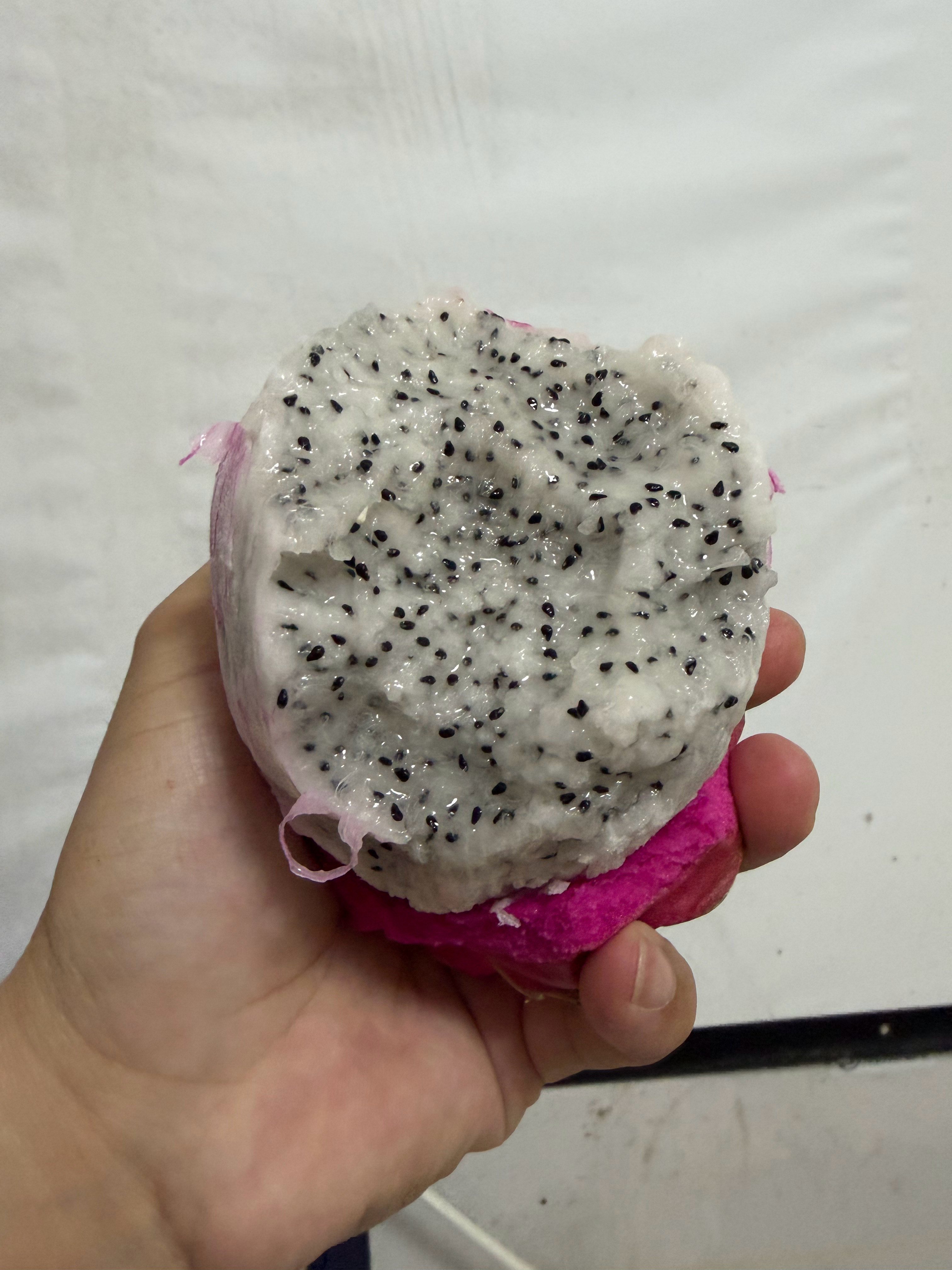 又学到了，一个广西同事，他在不剥开火龙果的情况下，只看外观，他就能区分火龙果是红