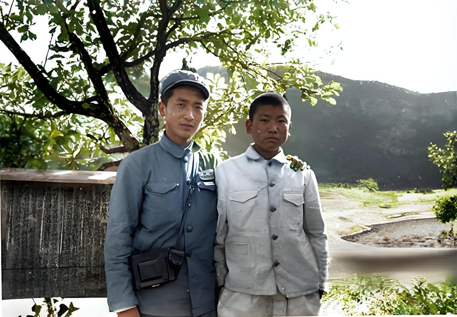 1952年10月，孟昭瑞与罗盛教烈士救活的朝鲜少年崔王莹在一起。