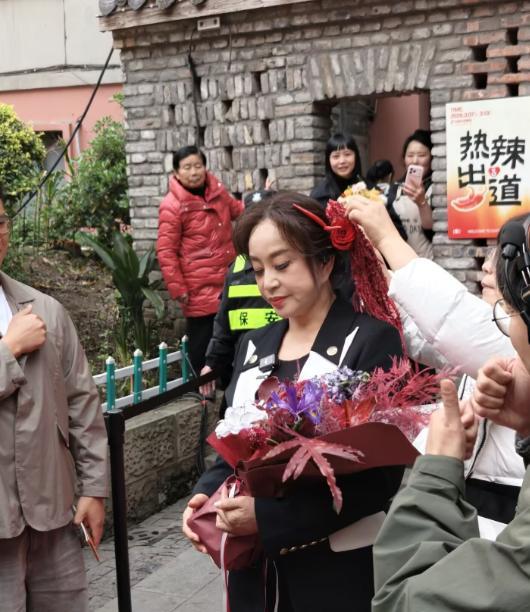 刷到刘晓庆在重庆戴家巷被围观的视频，说实话，第一眼真没看出是75岁。黑西装，