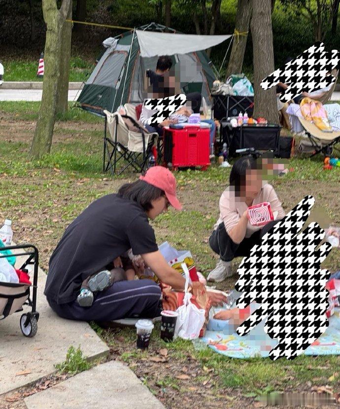 宋宁峰留长发宋宁峰留长发了宋宁峰出轨风波后带娃首露面，身边还有阿姨跟着，没想到