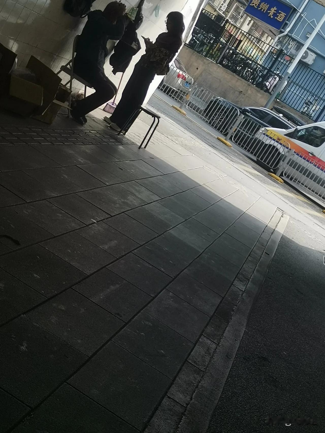 现在经济不景气，深圳时尚女郎居然在路边做头发，之前从来没见过！深圳某人行天桥底