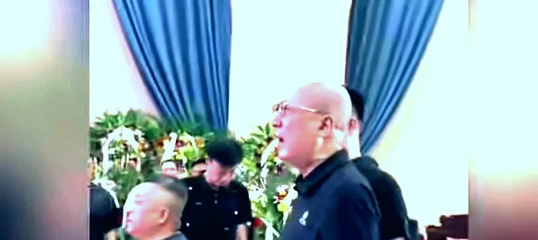 汪洋出现在杨少华老先生的葬礼上，跪拜磕完了，一通大声呼喊。很多人都说他是大闹灵堂