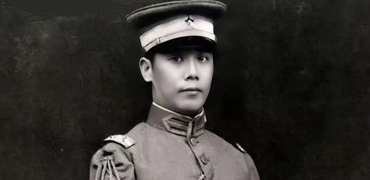 1948年，70岁穷困潦倒的袁克定流落街头，却遇到了曾经的老仆人，仆人每天上街帮