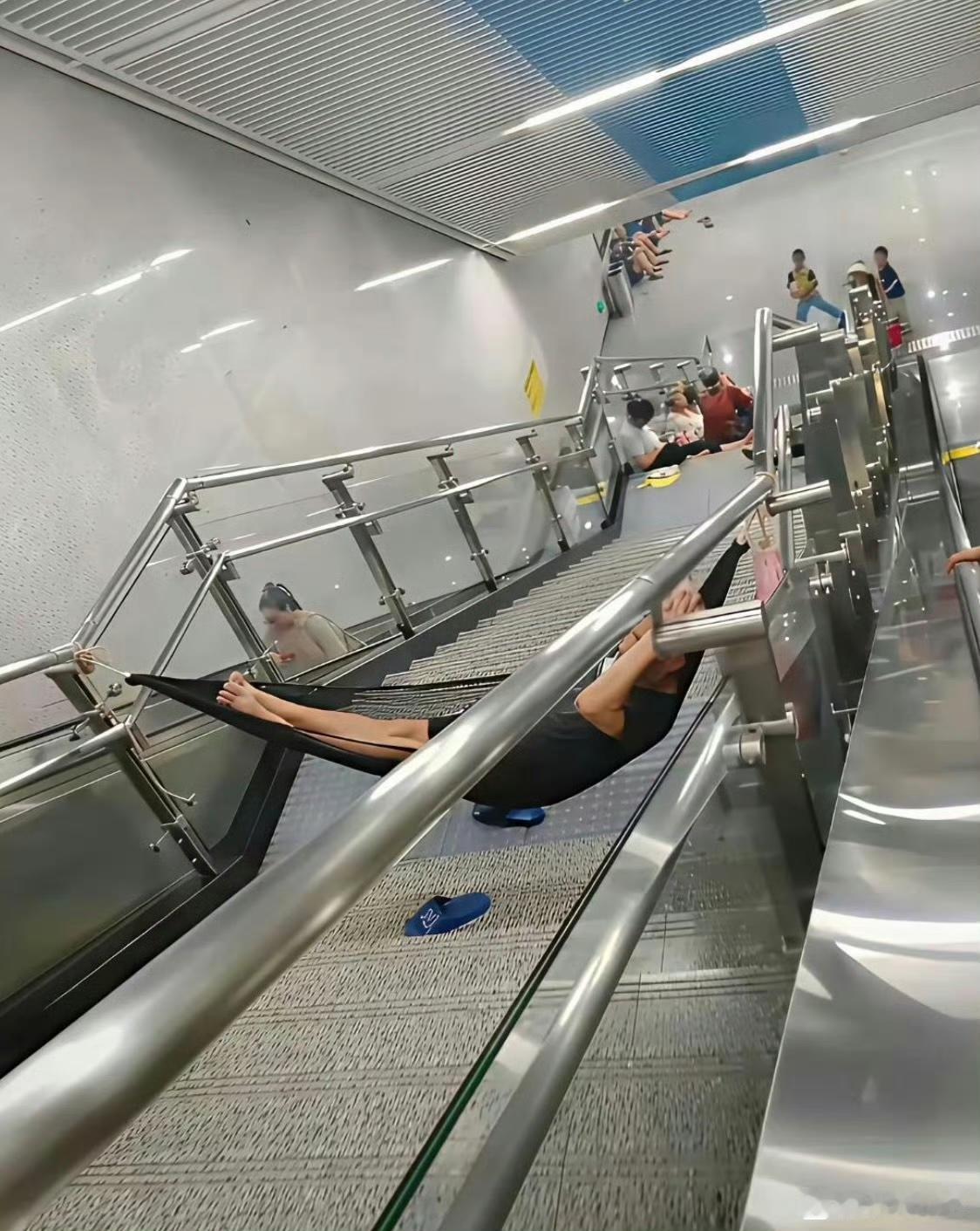 这样蹭地铁站的空调就过分了吧