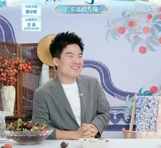 宣彤太会提供情绪价值了，宇辉请假，宣彤笑着说:哎呀～好想你啊……有人问:请汇