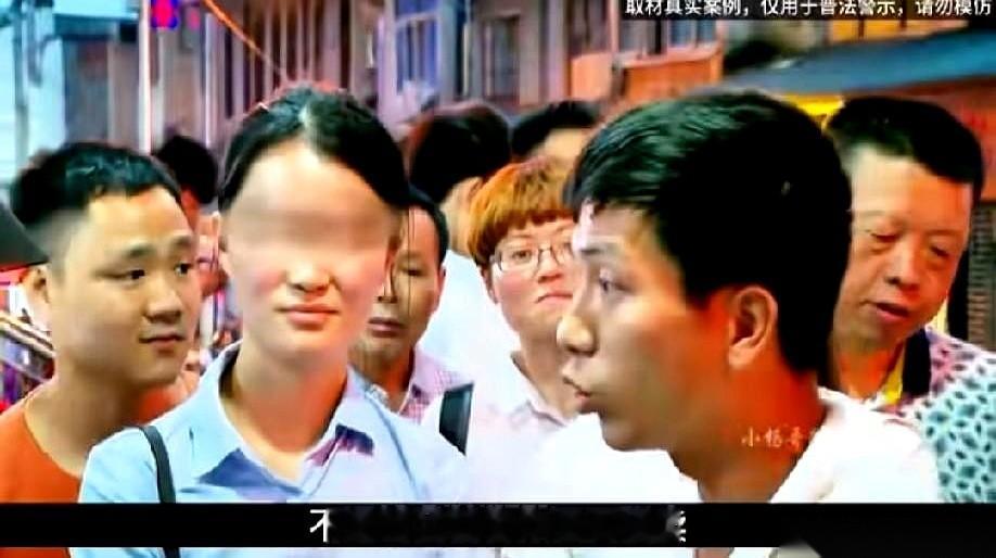 看网上爆出的这起纠纷：宠物医院的收费台前，一只刚做完体检的虎斑猫还在航空箱里扒拉着门栅。旁边的警察正