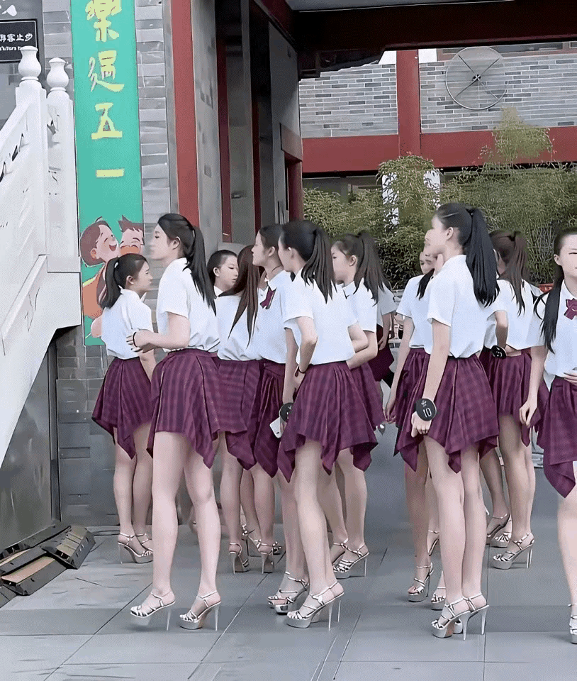 这一看就不是正规学校的女高中生，因为她们都不留齐耳短发。