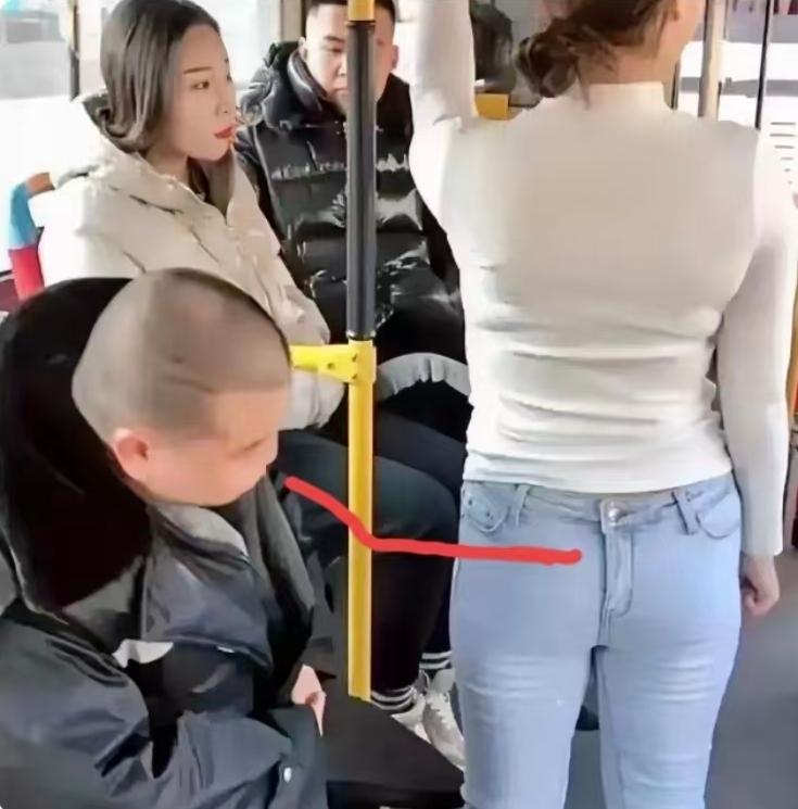 家人们快看这公交上的光头大哥，眼睛都黏在前面姑娘牛仔裤上了！脑袋快凑到人家后