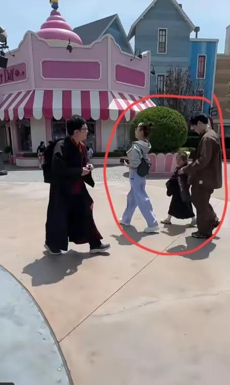 五一假期，曹云金带着前妻和女儿一起逛主题公园被偶遇。一家三口非常和谐，引发网友