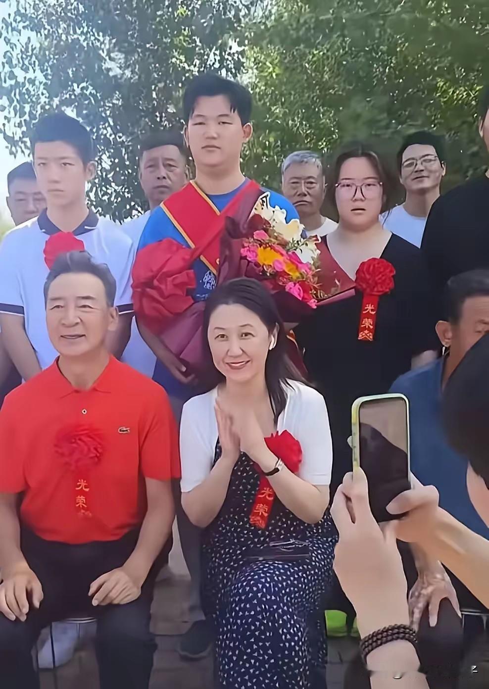 真是“祖坟冒青烟”了！寇振海全家高调庆学，看完学校我彻底懂了最近刷到一条特
